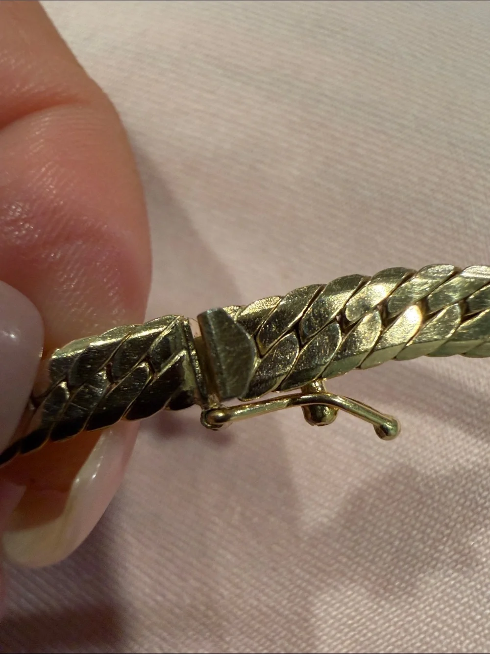 Elegant Gold-Tone Herringbone Necklace - Picture 5 of 7